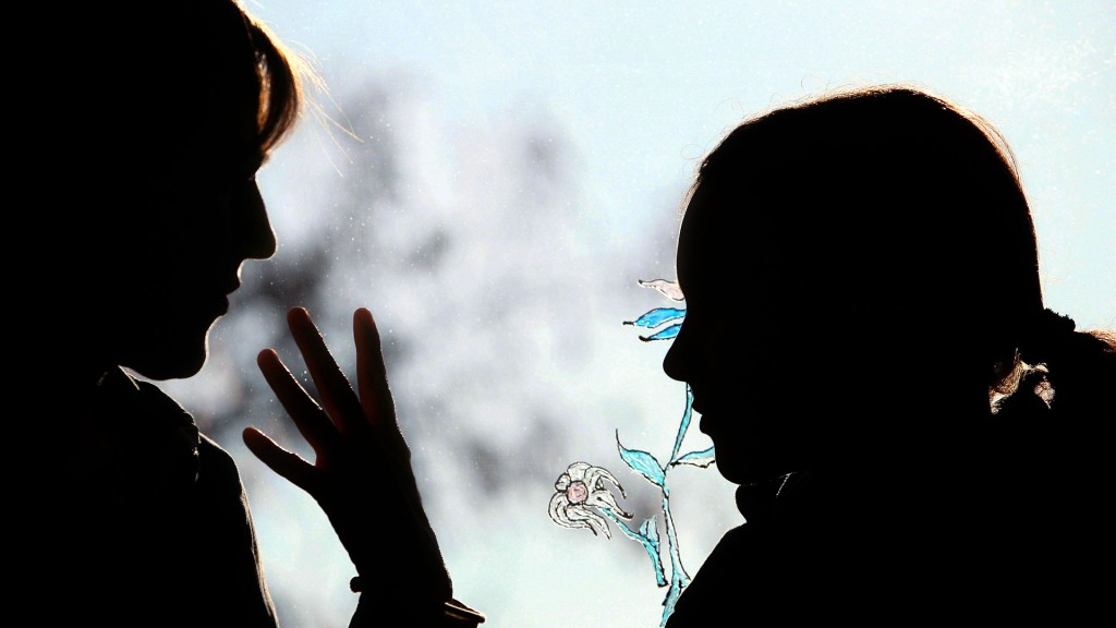 Mutter und Kind sprechen miteinander