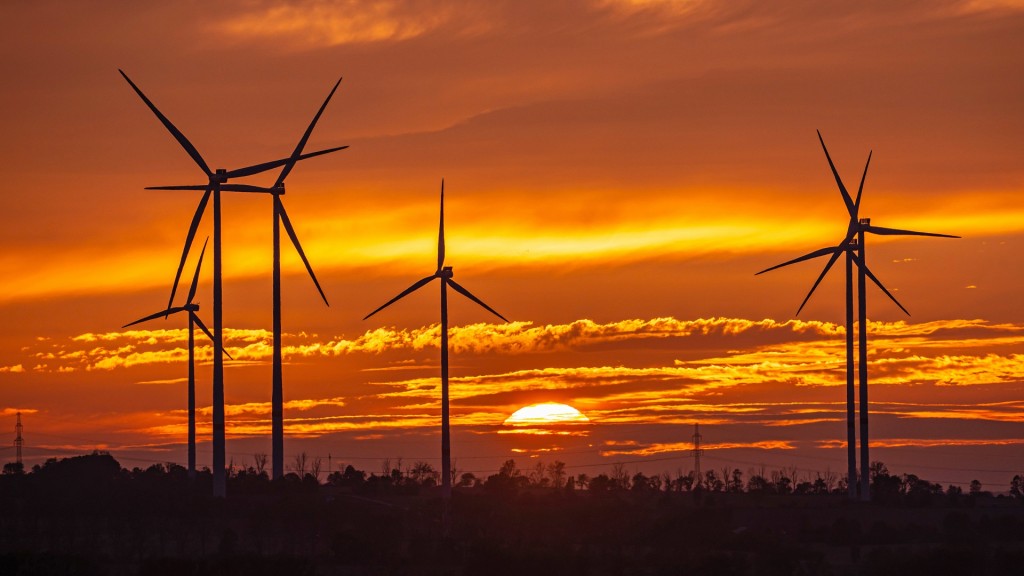 Windräder stehen vor der untergehenden Sonne
