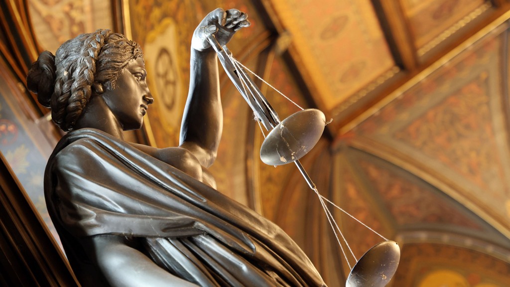 Skulptur der Justitia in einem Gerichtsgebäude