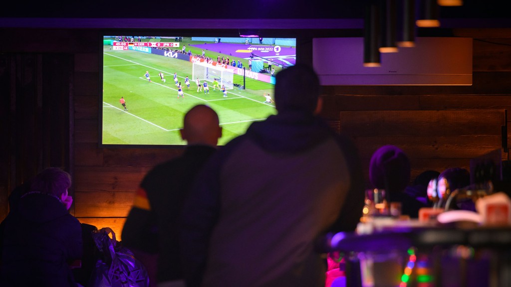 Fans schauen ein Fußballspiel in einer Kneipe