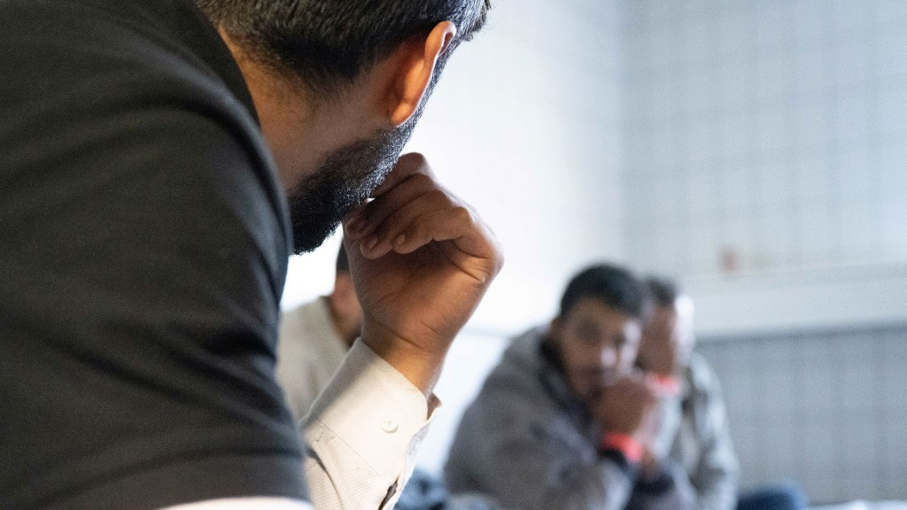 Symbolbild zum Thema Einwanderung: einige Männer sitzen sich gegenüber