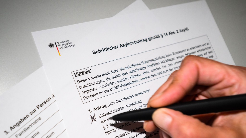 Eine Frau füllt einen schriftlichen Asylerstantrag aus