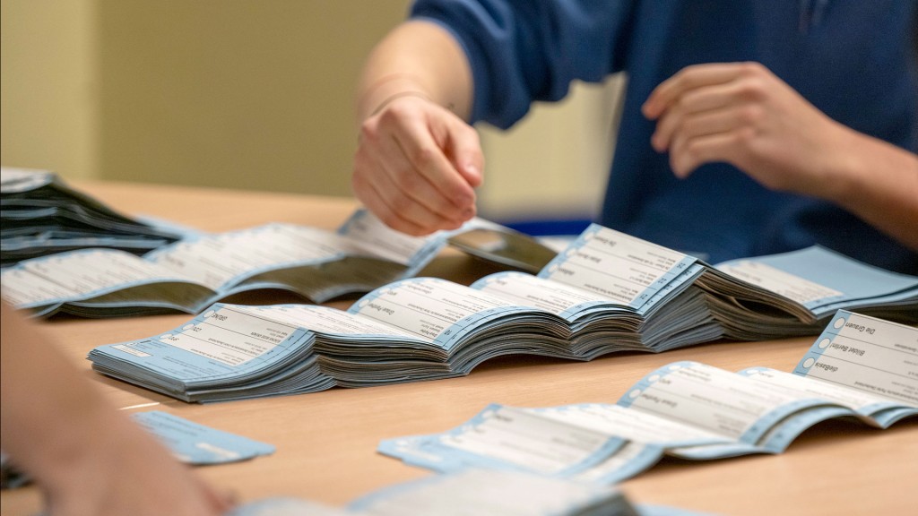 Wahlhelfer sortieren Wahlzettel