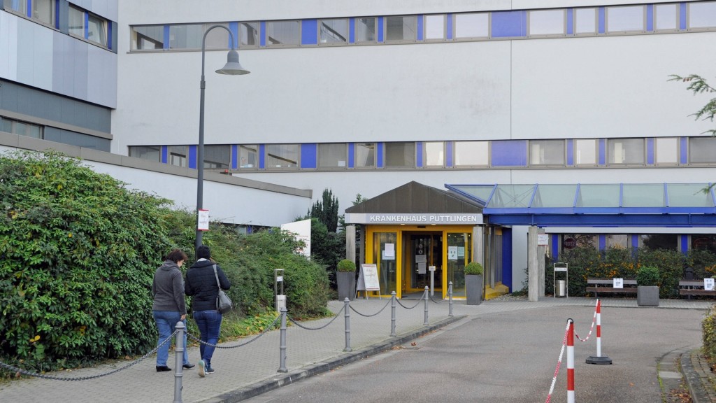 Eingang des Knappschaftskrankenhauses in Püttlingen