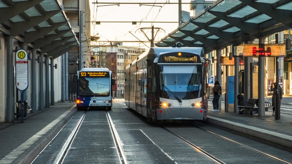 Bus und Saarbahn am Hauptbahnhof Saarbrücken