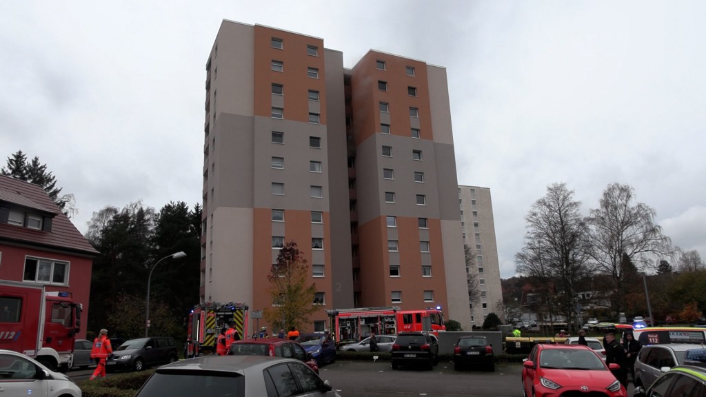 Einsatzkräfte der Feuerwehr im Einsatz nach einem Brandanschlag auf ein Hochhaus in Dudweiler