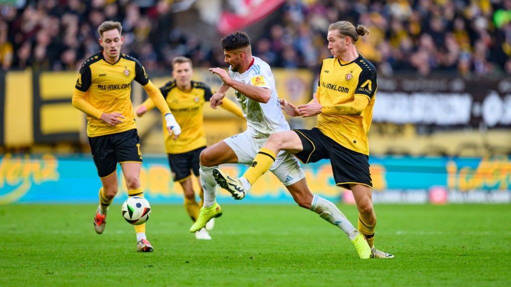 Foto: Spieler des 1. FC Saarbrücken und von Dynamo Dresden auf dem Spielfeld.