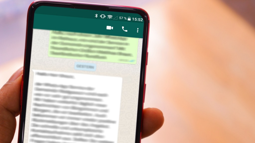 Smartphone mit Whatsapp-Nachrichten