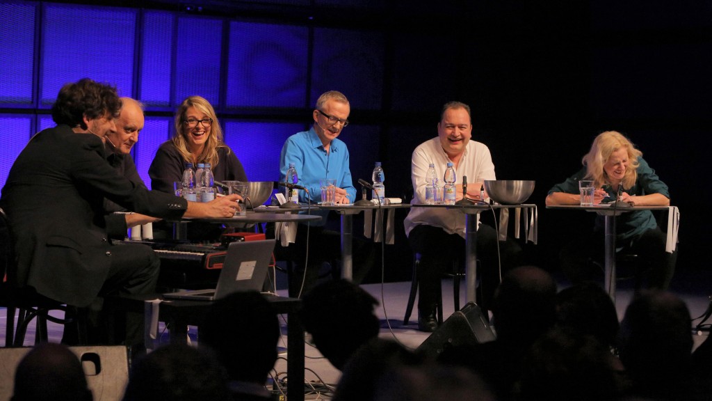 Ein Foto des Ensembles bei der Live-Aufführung von “Eine Leiche im Hafen” auf der Bühne bei den ARD Hörspieltagen in Karlsruhe 2017. 