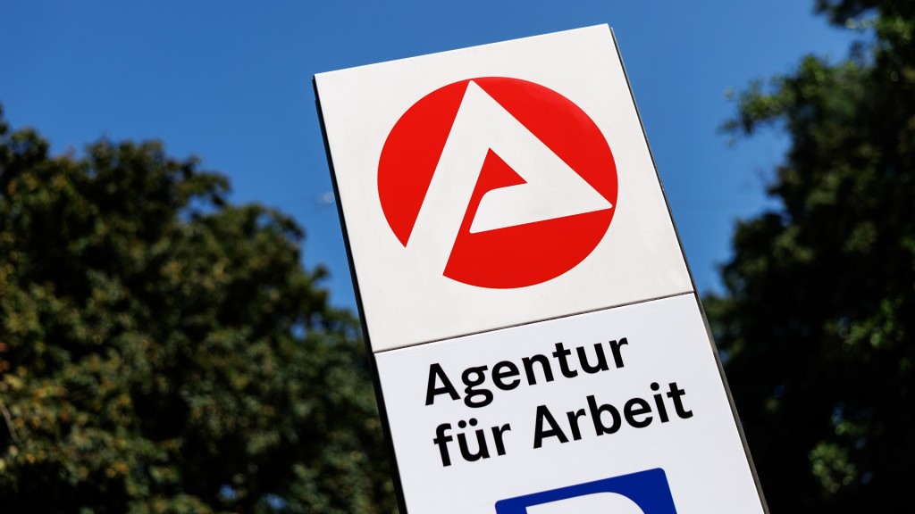 Das Logo der Agentur für Arbeit ist am 29.08.2024 an einer Stele vor dem Behördengebäude der Agentur für Arbeit in München (Bayern) zu sehen.