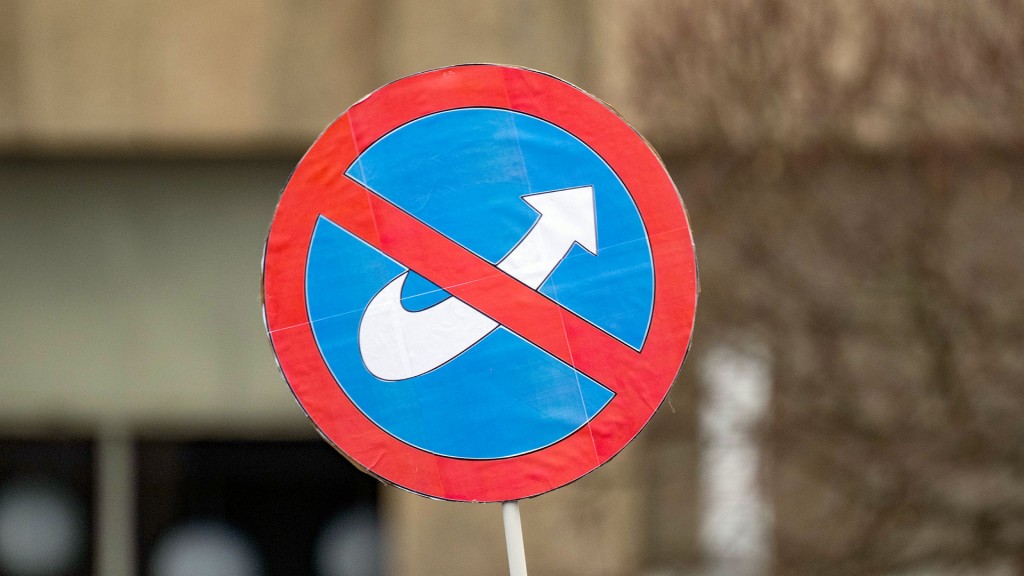 Eine Person geht mit Einkaufstaschen durch die Fußgängerzone