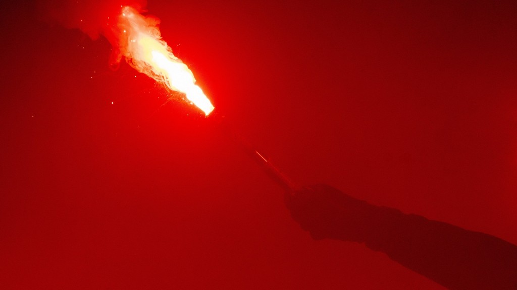 Bengalo in der Hand eines Fußballfans