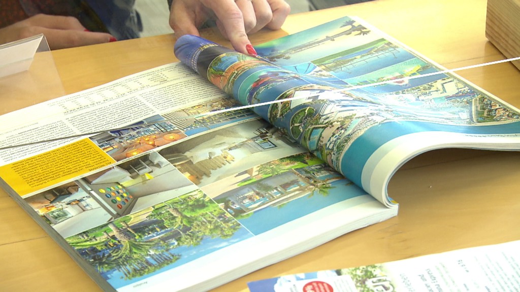 Urlaubskatalog im Reisebüro