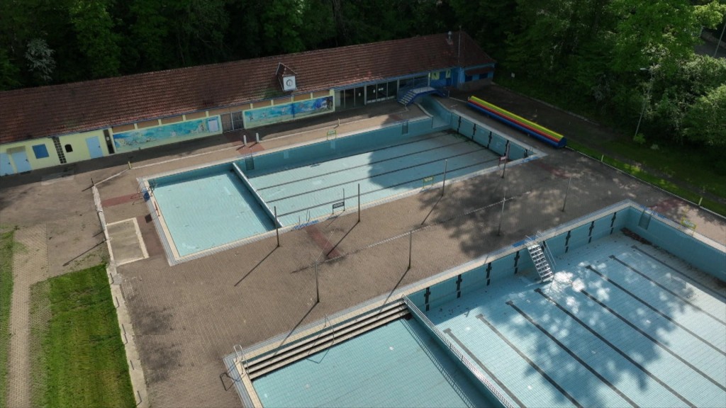 Foto: Volksbad Landsweiler-Reden. Leere Becken