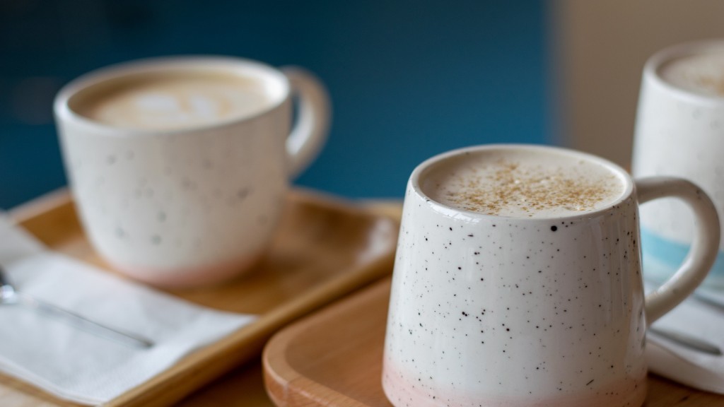 Zwei Tassen Kaffee auf einem Tablet