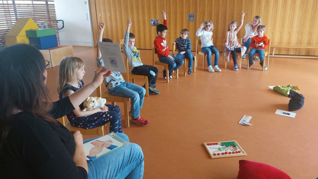 Kitakinder mit ihren Erzieherinnen 