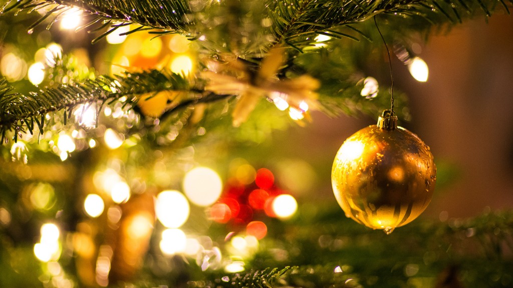 Eine goldene Kugel hängt an einem Weihnachtsbaum