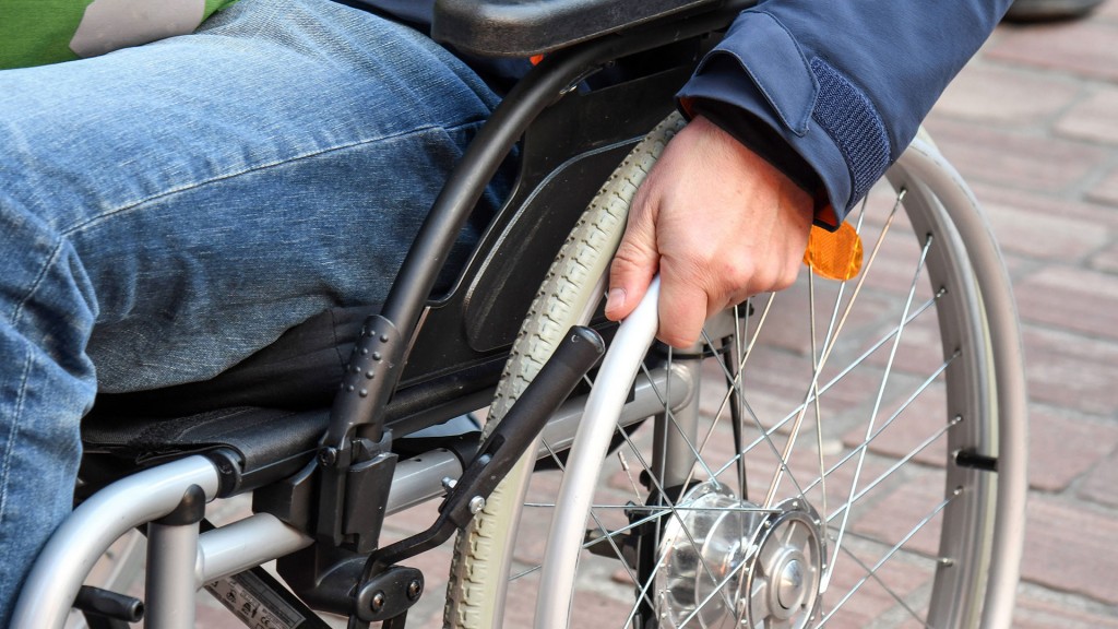 Foto: Ein Mann sitzt in einem Rollstuhl