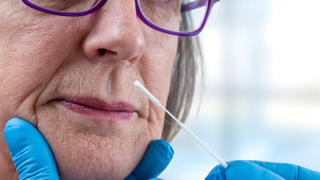 Foto: Ein Corona-Test wird bei einer älteren Frau durchgeführt