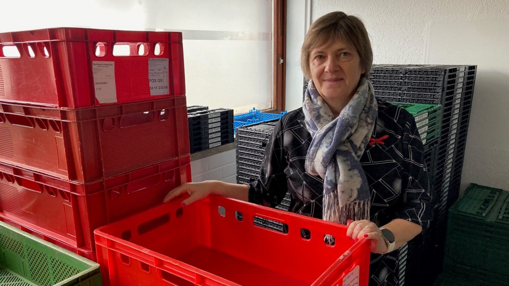 Caritas Mitarbeiterin Marina Mokin in den neuen Räumen der Tafel Dillingen