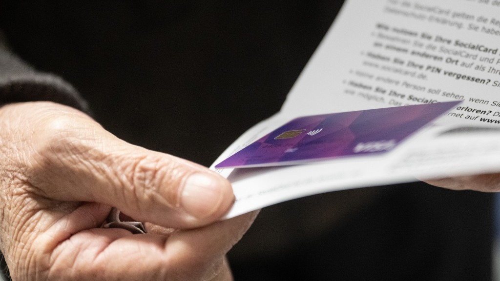 Ein Flüchtling hält die Bezahlkarte in der Hand.