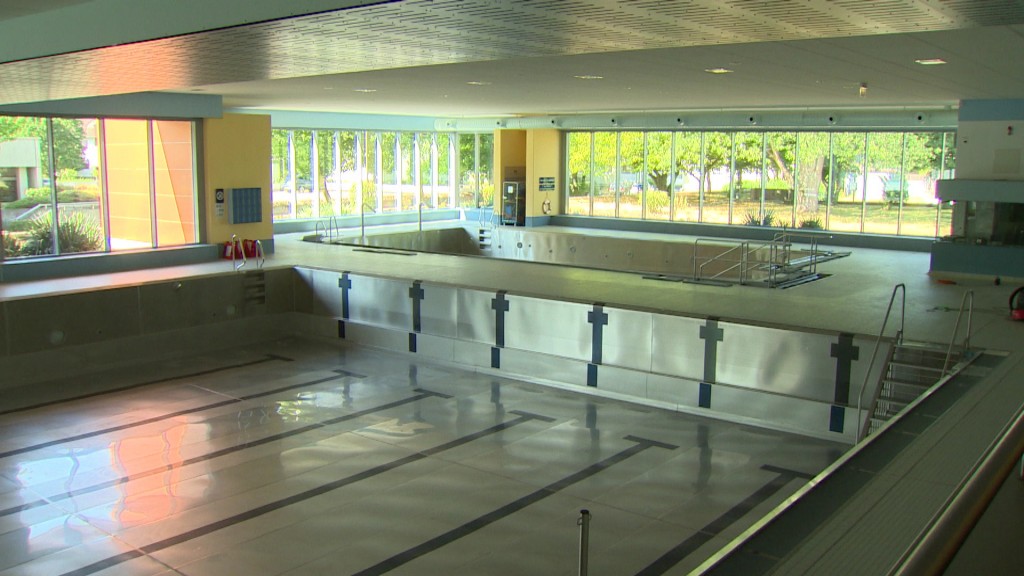 Foto: Hallenbad Lebach, leeres Schwimmbecken