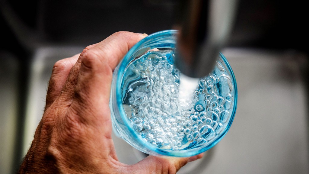 Foto: Jemand füllt ein Glas am Wasserhahn