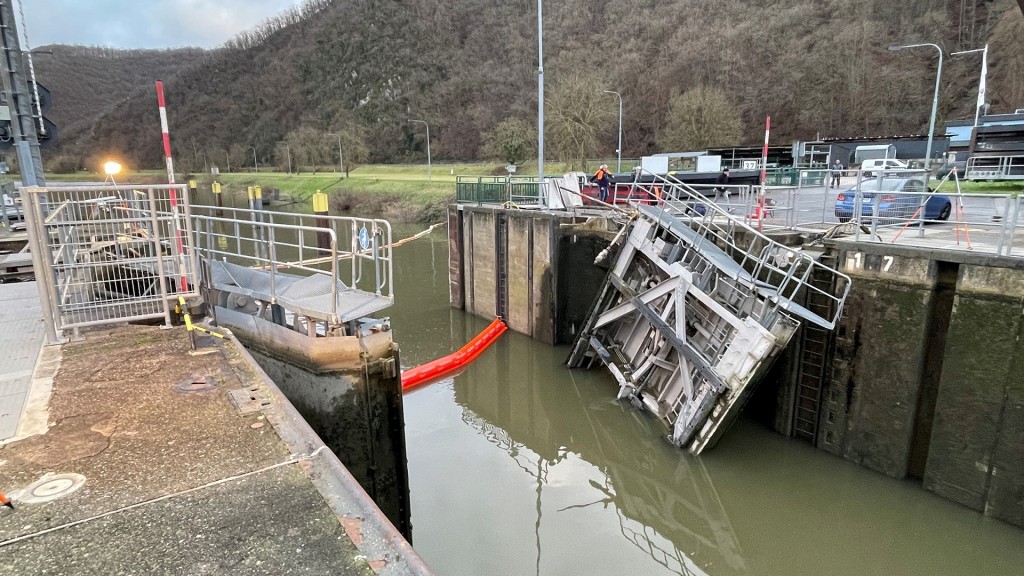 Schleuse Müden. Schäden am rechten Torflügel