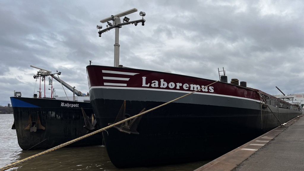 Frachtschiffe im Dillinger Hafen