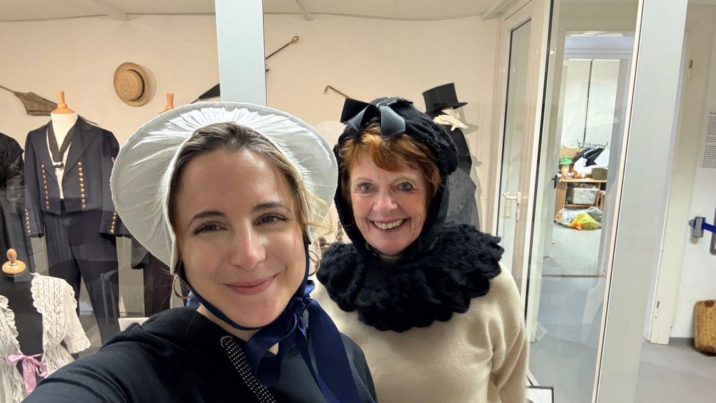 Susan Zare mit Rosel Bömer, Leiterin Museum für Mode und Tracht in Nohfelden 