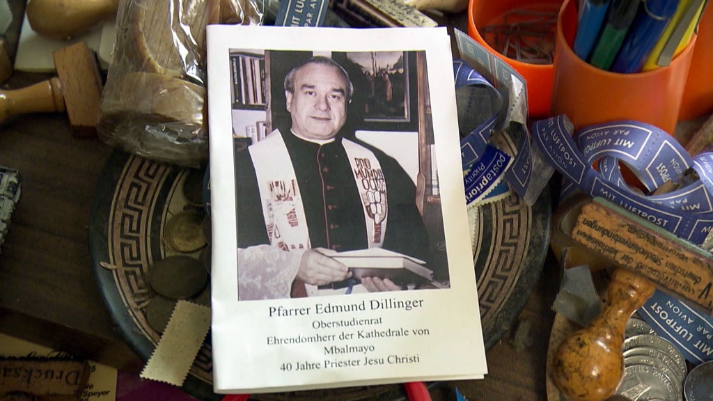 Blick in die Wohnung des verstorbenen Pfarrers Edmund Dillinger, Akten und Beweismittel stapeln sich auf Boden und Möbeln