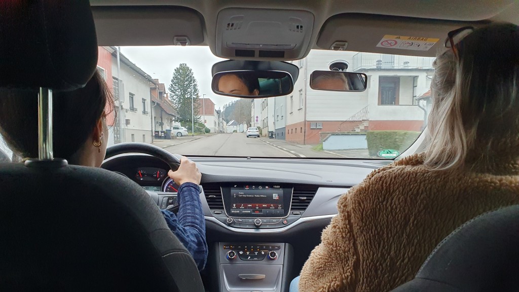 Mitfahrt in einem Fahrschulauto