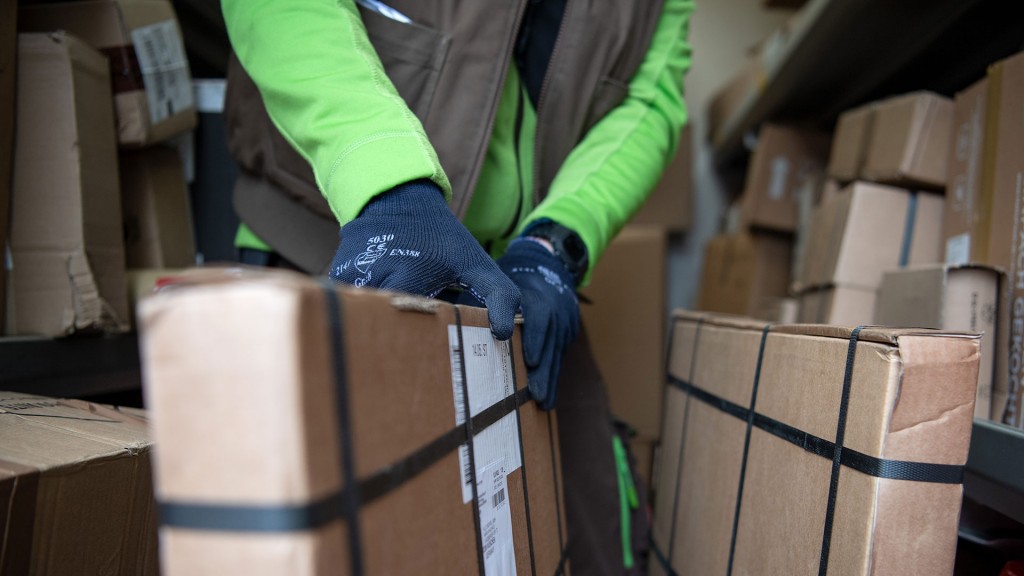 Ein Paketbote lädt Pakete in einen Transporter