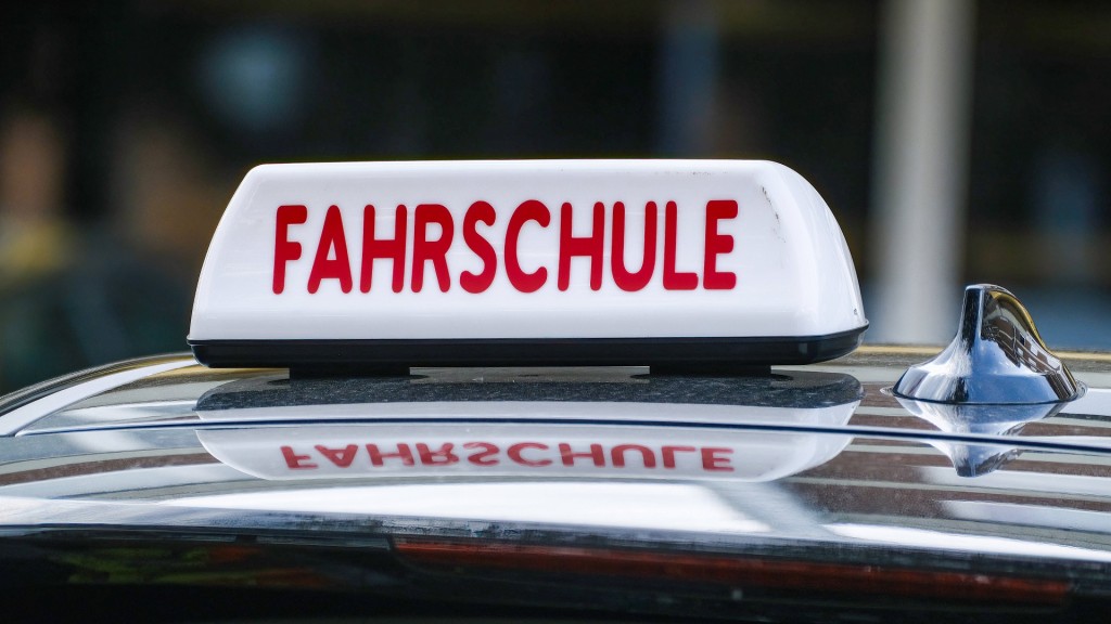 Fahrschule. Schriftzug auf einem Fahrzeug