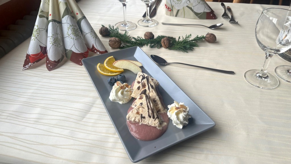 Geeister Christstollen mit Glühweinsoße