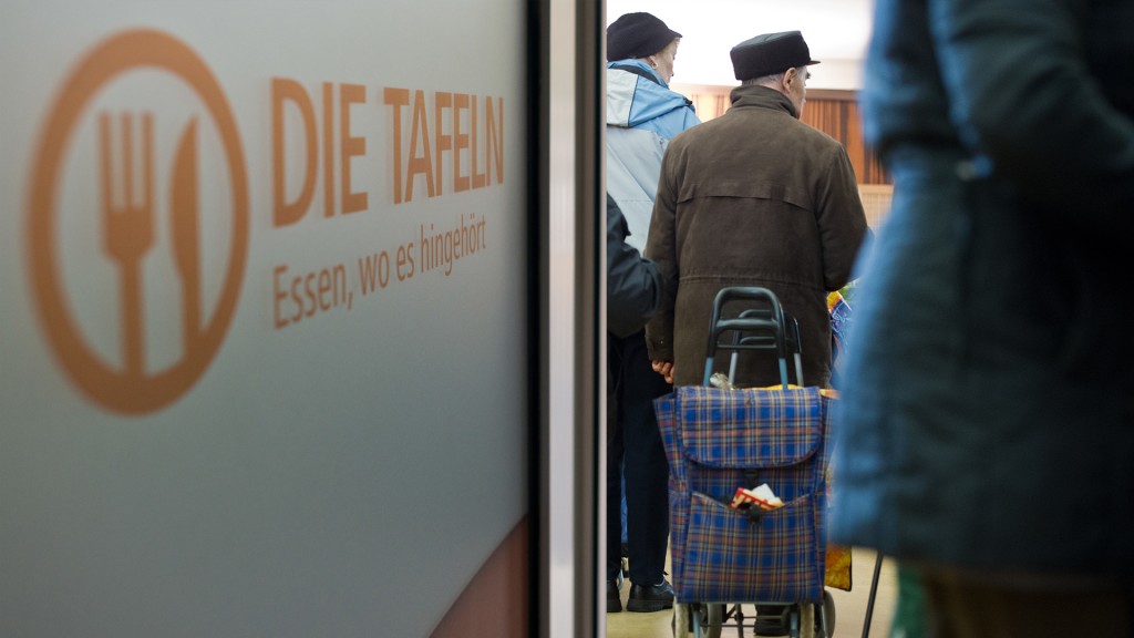 Mensch stehen bei einer Tafel an