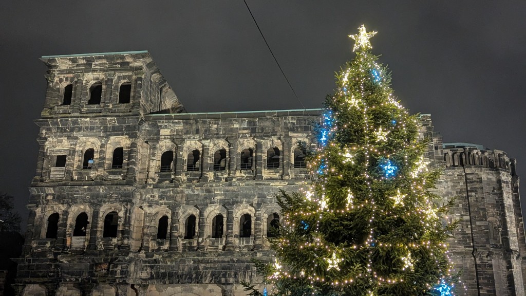 Weihnachtsbaum vor der Porta Nigra in Trier