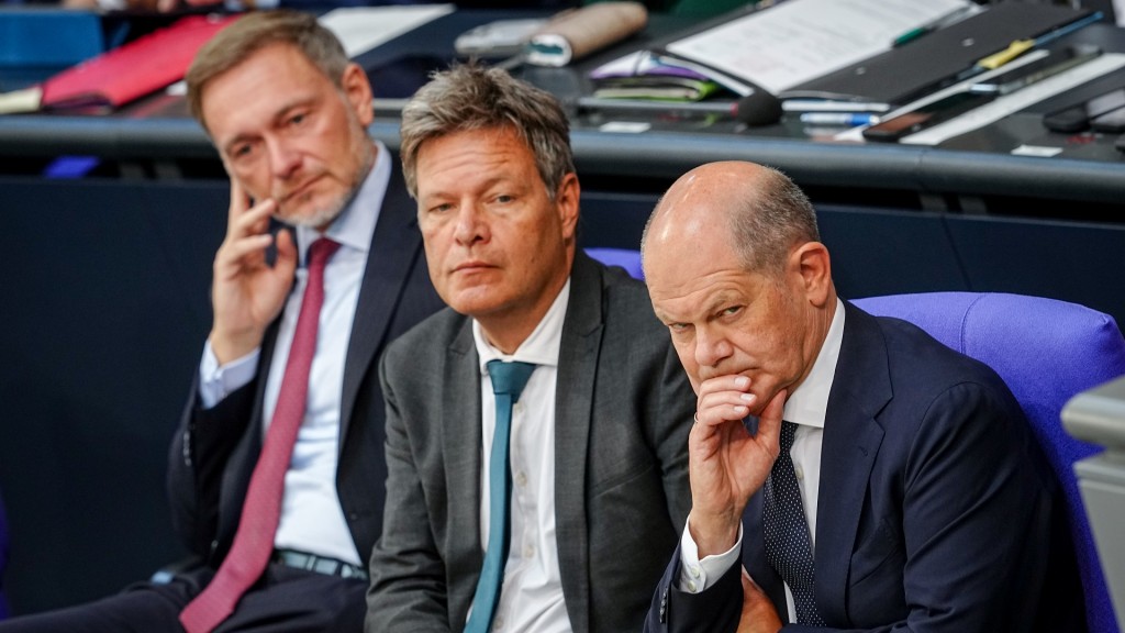 Christian Lindner (FDP), Robert Habeck (Bündnis 90/Die Grünen) und Bundeskanzler Olaf Scholz (SPD) sitzen während einer Sitzung des Bundestags auf der Regierungsbank.
