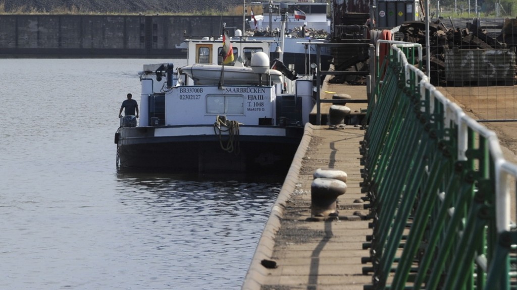 Frachtschiffe im Dillinger Hafen
