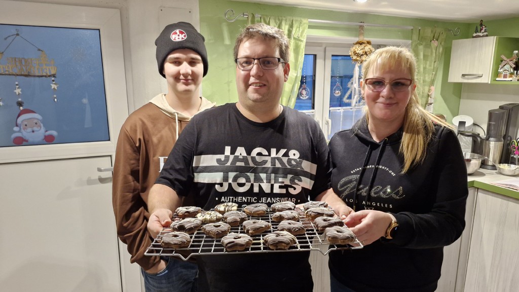 Tim, Sabine mit Sohn und ihren Lebkuchen 