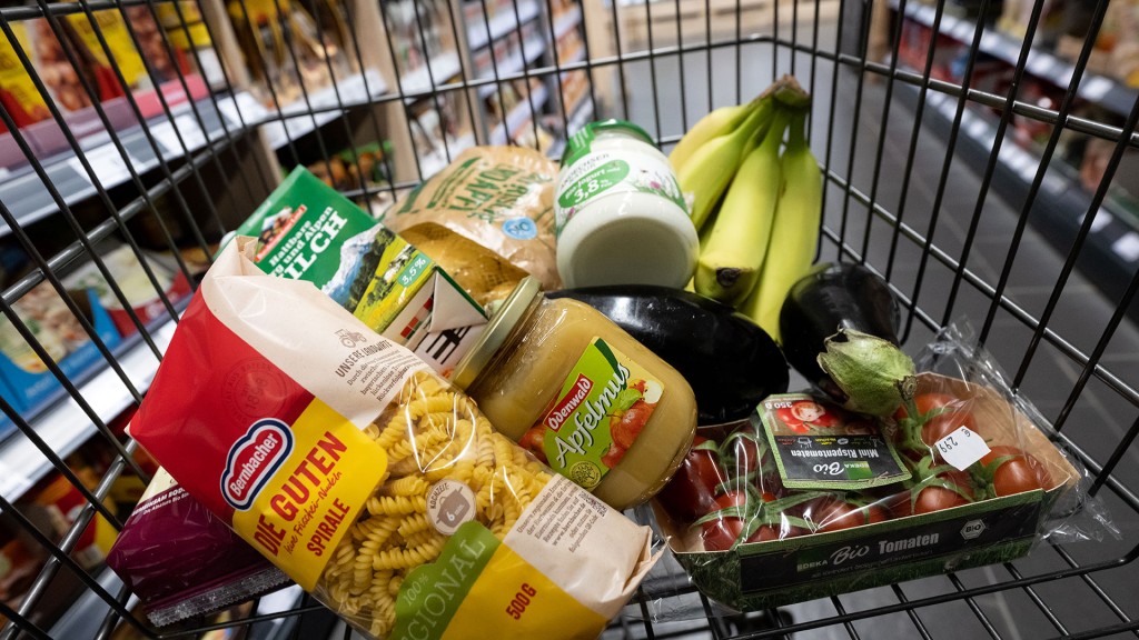 Lebensmittel liegen in einem Einkaufswagen im Supermarkt