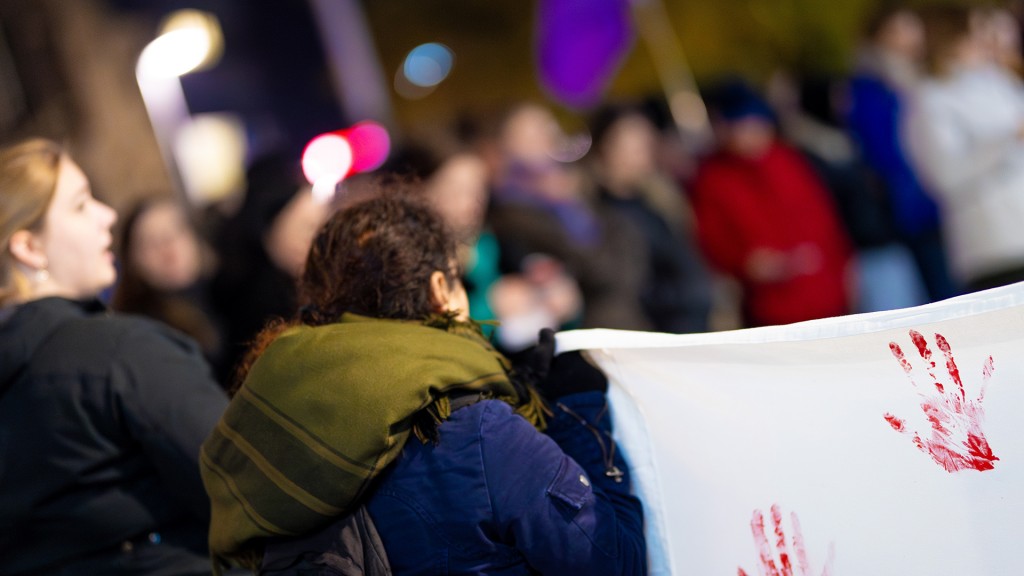 Foto: Menschen bei einer Demonstration gegen Femizide