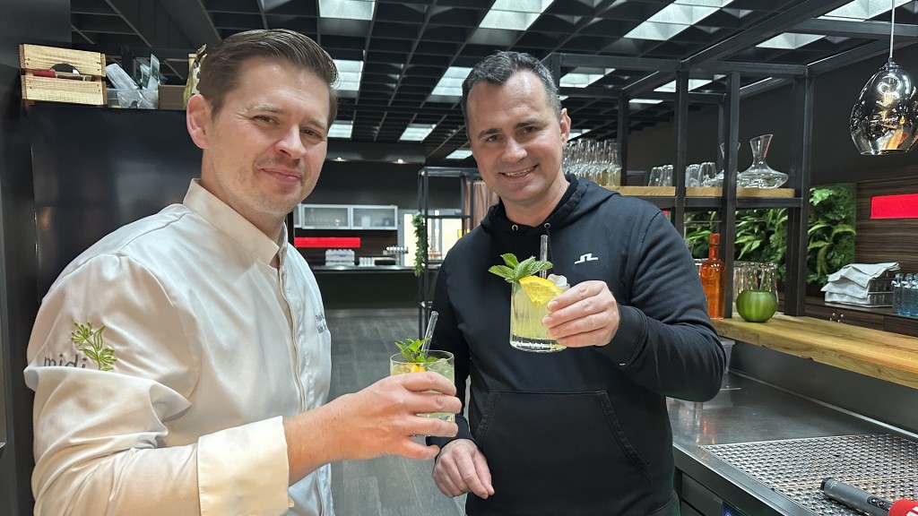 Peter Wirbel und Frank Falkenauer stoßen mit ihrem Silvestergetränk an