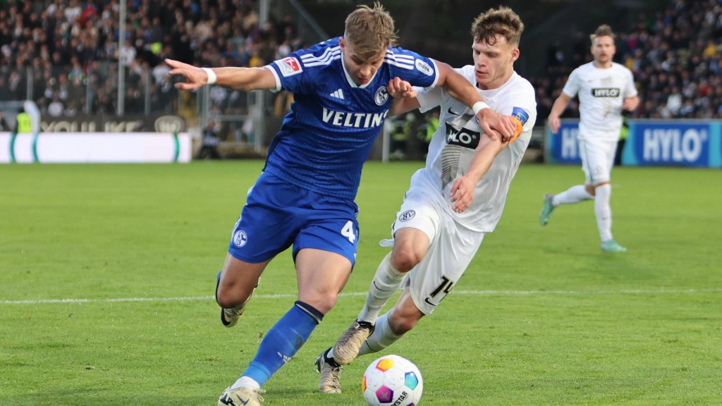 Robin Fellhauer (SV 07 Elversberg) im Zweikampf um den Ball