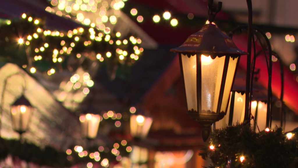 Laternen und verschiede Lichter an einem Weihnachtsmarktstand