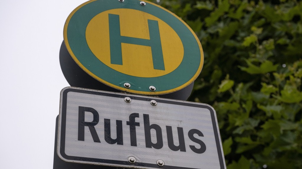 Foto: Ein Haltestellenschild mit der Aufschrift „Rufbus“