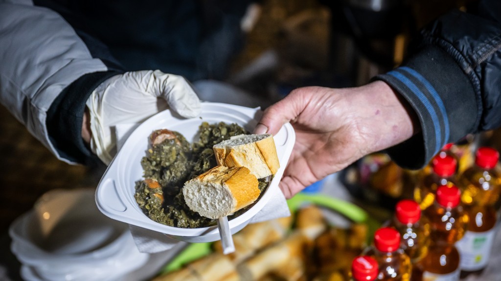 Foto: Ein Teller mit warmem Essen wird übergeben