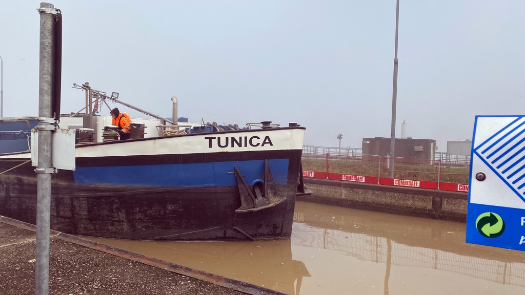 Letzte Notschleusung der „Tunica“ an der havarierten Moselschleuse Müden