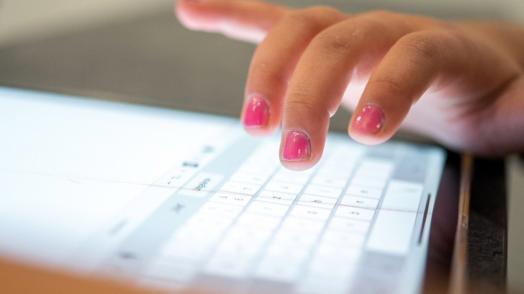 Jemand tippt auf die Bildschirm-Tastatur eines Tablets