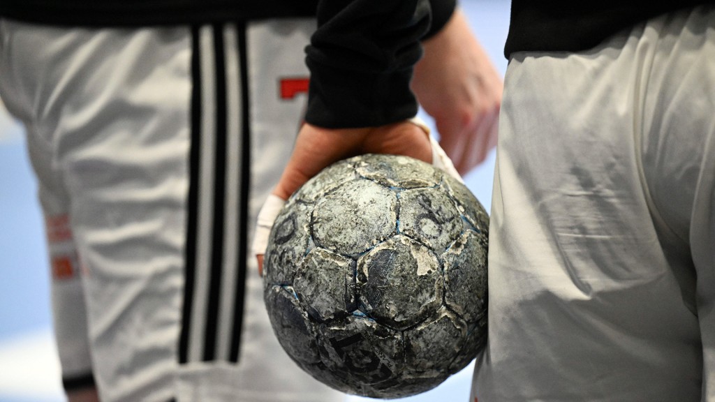 Foto: Zwei Handball-Spieler auf dem Feld